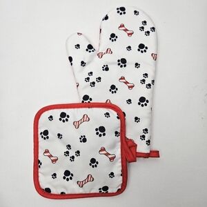 Over mitt and pot holder paw prints and bones